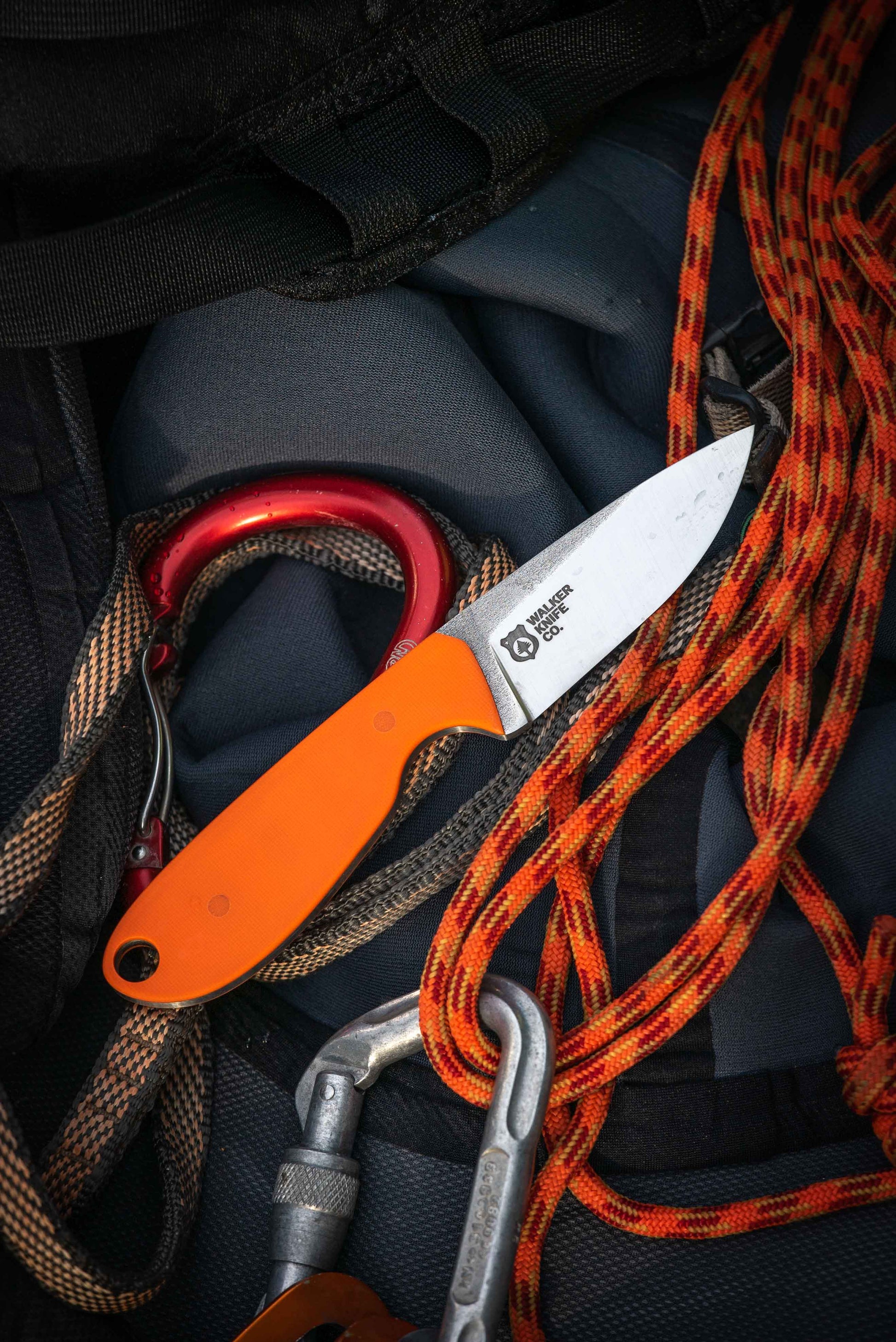 River knife for swiftwater rescue technicians with throwback and prusik