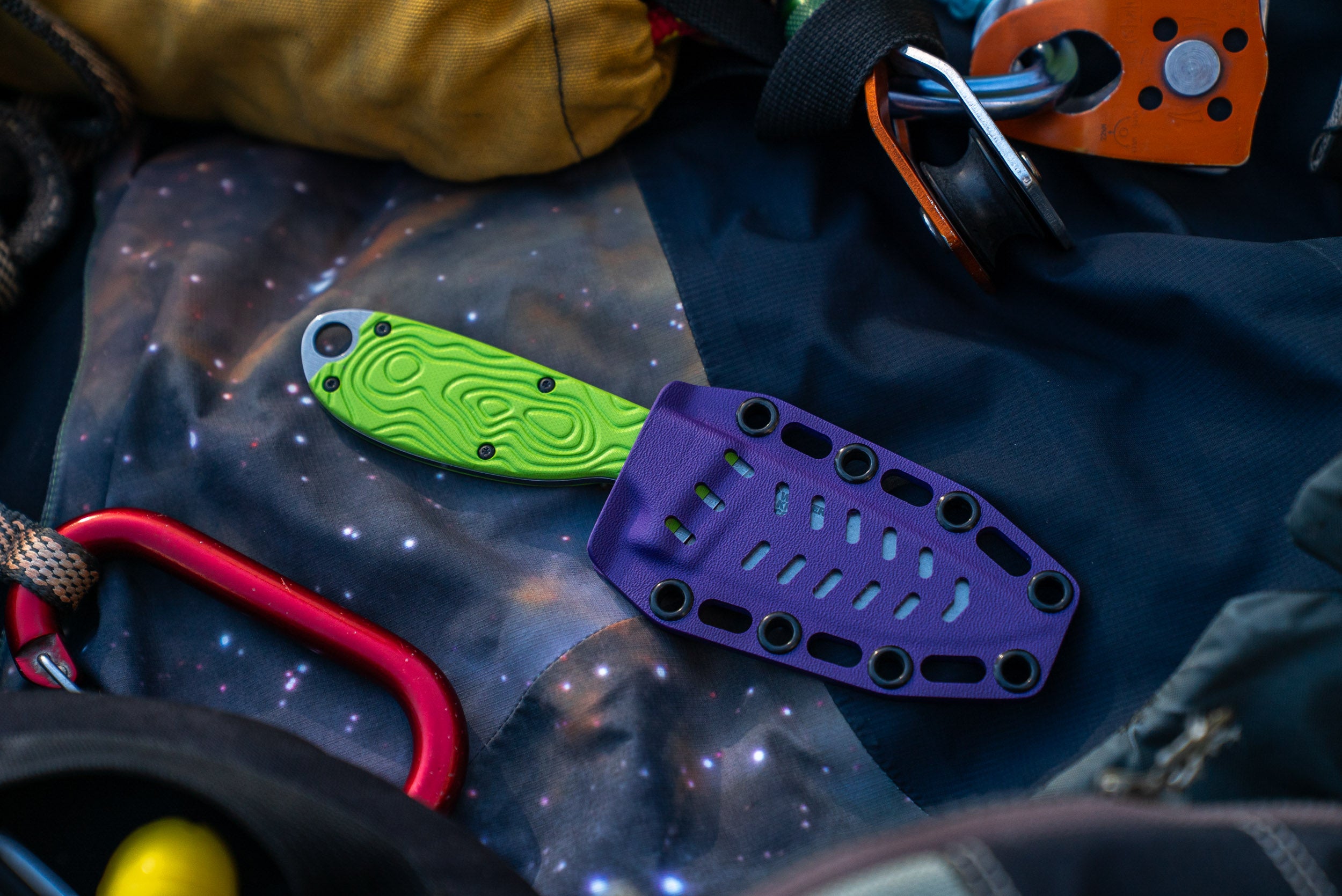 The Guardian River Knife – Blunt Tip, Serrated Edge, Toxic Green