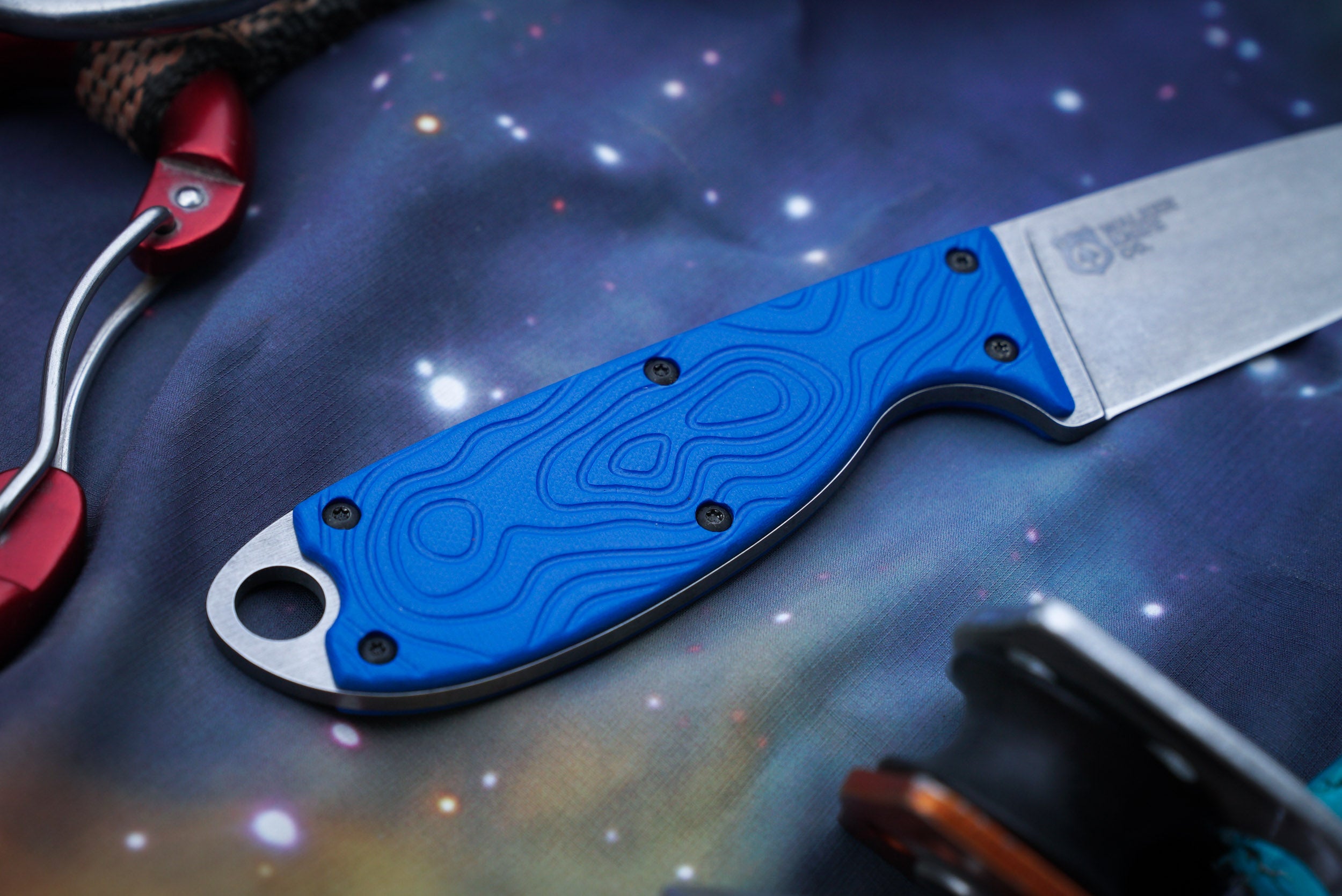 The Guardian River Knife – Blunt Tip, Serrated Edge, Blue G10